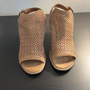 Universal thread leather brown open toe heels